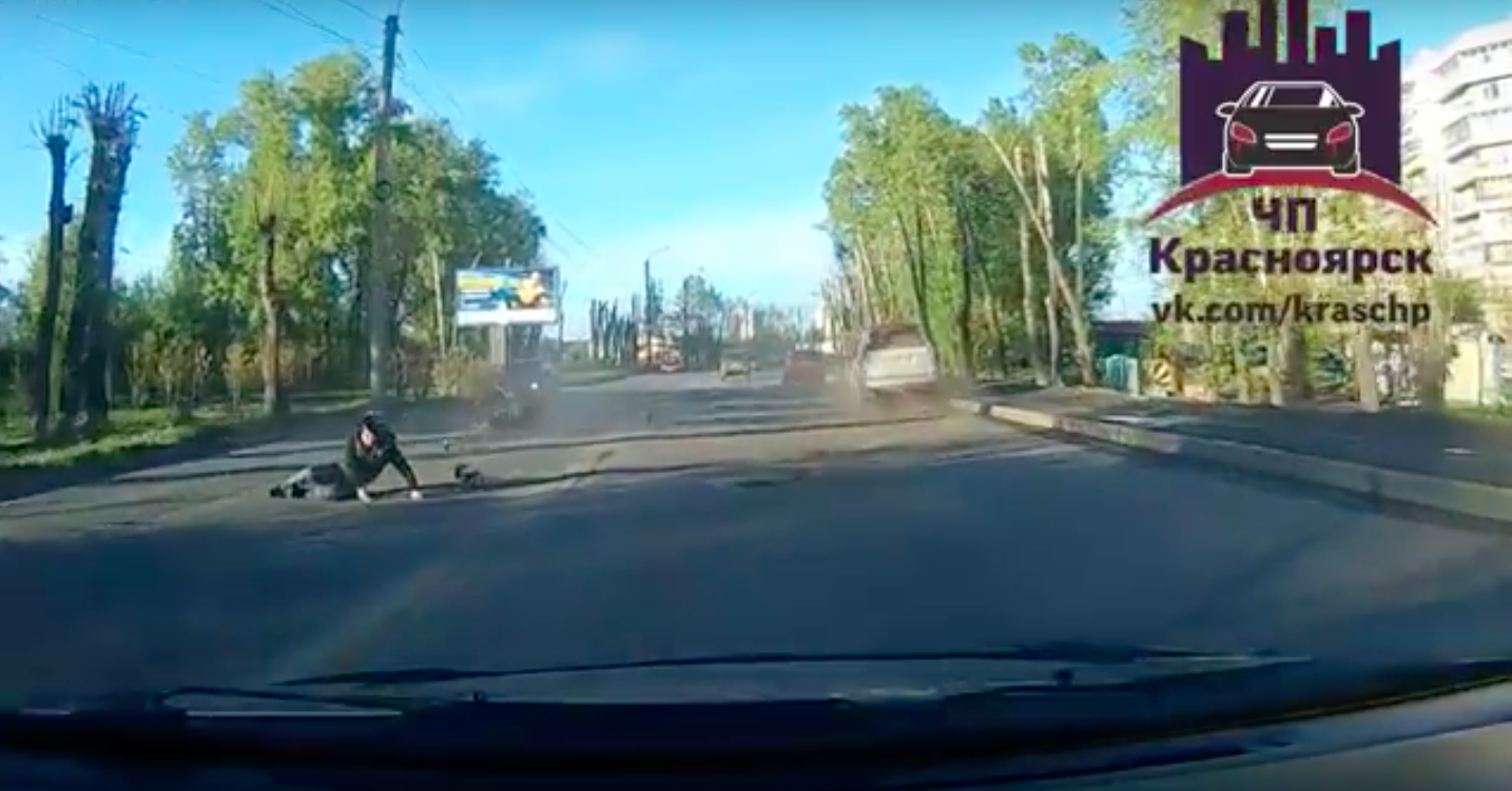 Байкер перегонял мотоцикл погибшей в ДТП с Мовшиным и пострадал в трагедии