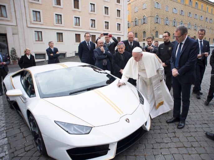 Папа римский Франциск продаст свой Lamborghini Huracan на аукционе
