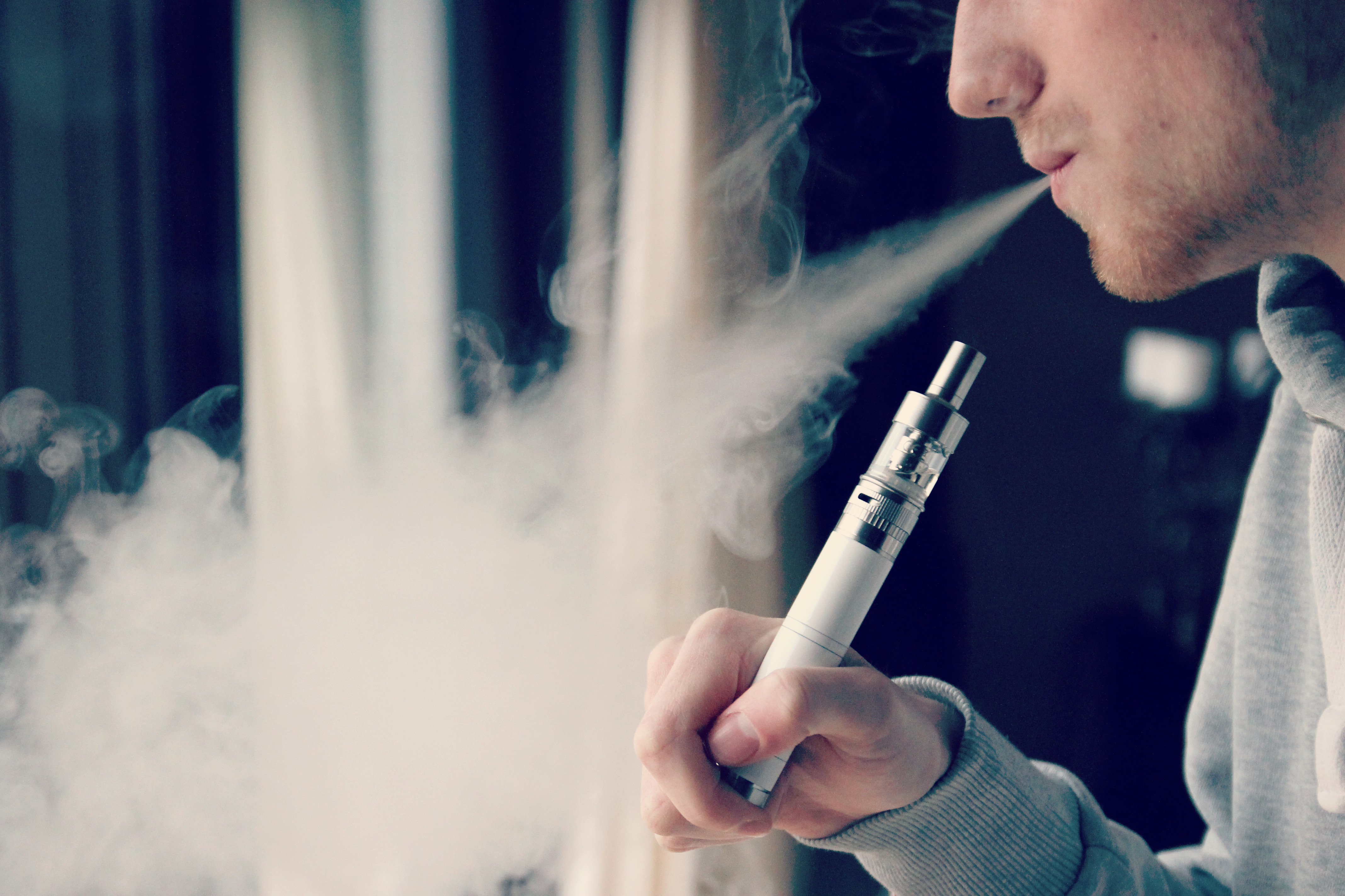 Минпромторг предложил приравнять электронные сигареты к обычным