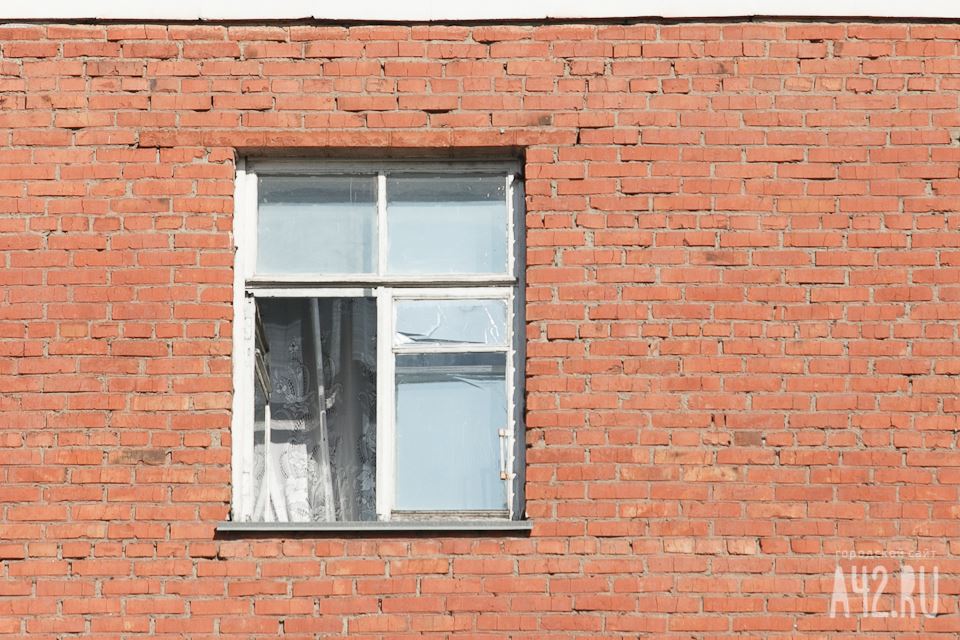 Девятилетний парень выпал из окна 3-го этажа в Кемерове