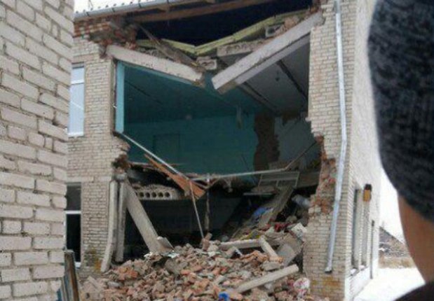 В школе под Новосибирском обрушилась стена