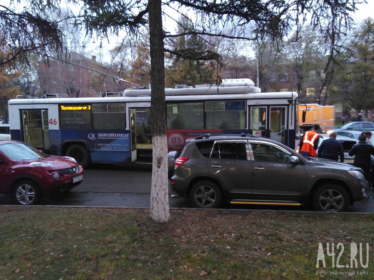 В полиции назвали предварительную причину ДТП с троллейбусом и 7  автомобилями | 22.10.2018 | Кемерово - БезФормата