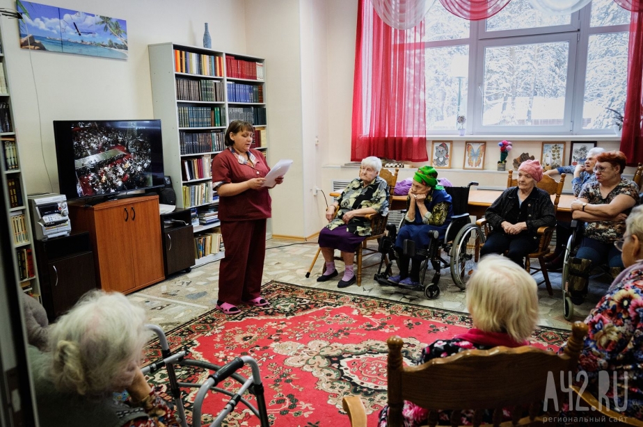 Соцработник Евгения читает стихи на праздновании Дня матери. Фото: Александр Патрин / «Газета Кемерова»