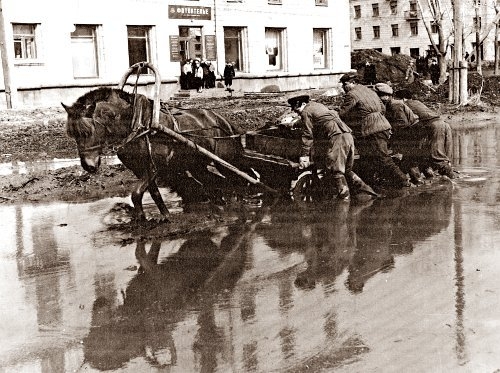 Весна 50-х годов ХХ века. Пересечение улиц Весенней и Красноармейской / Фото: архив Валерия Непомнящего