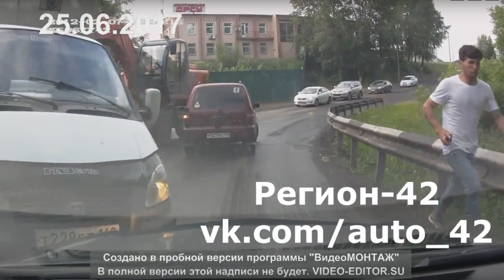 В Кемерове случилось тройное ДТП с участием экскаватора