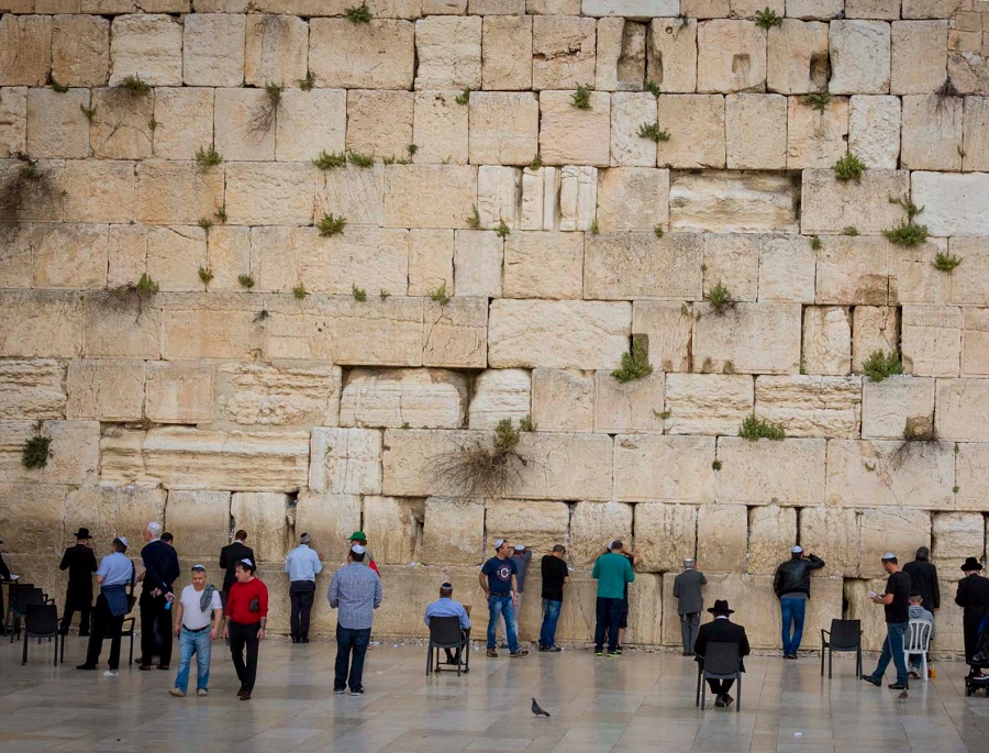 В Иерусалиме из Стены Плача выпал огромный камень под ноги молящейся женщины