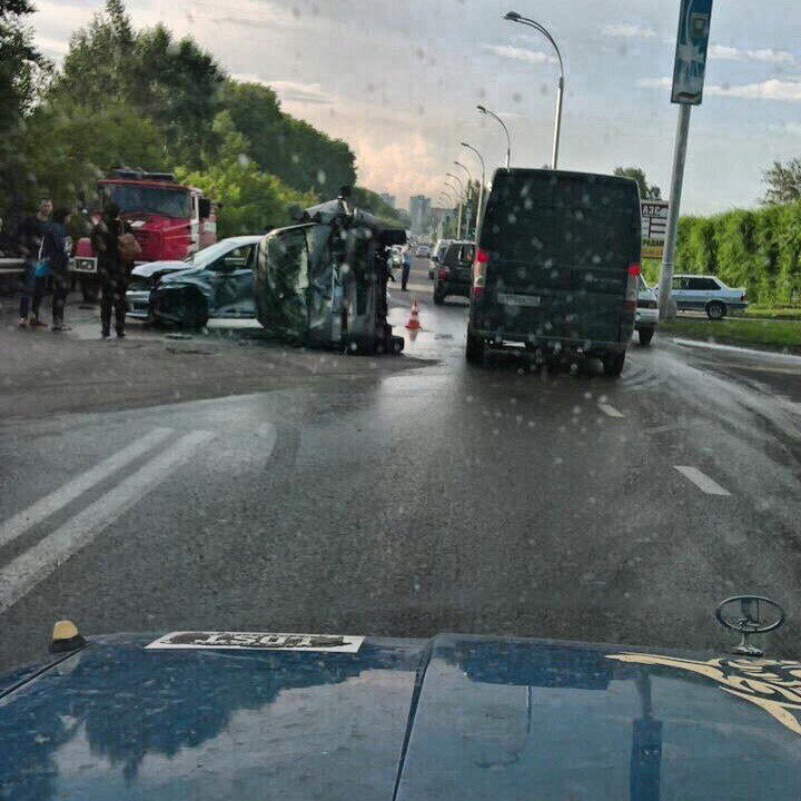 Жуткое фото ДТП в Кемерове: на Тухачевского автомобиль перевернулся после столновения