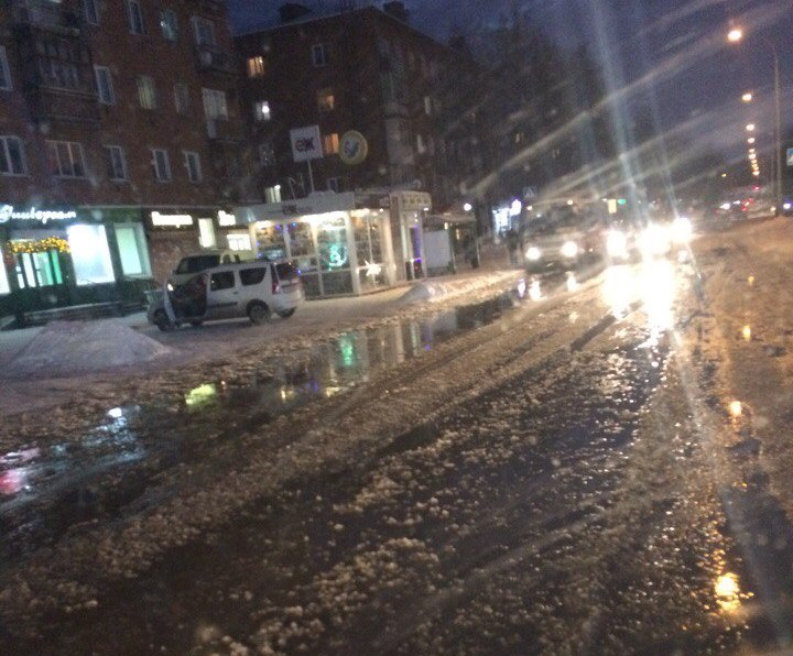 В Кировском районе Кемерова холодная вода затопила улицу Леонова В Кировском районе Кемерова холодная вода затопила улицу Леонова
