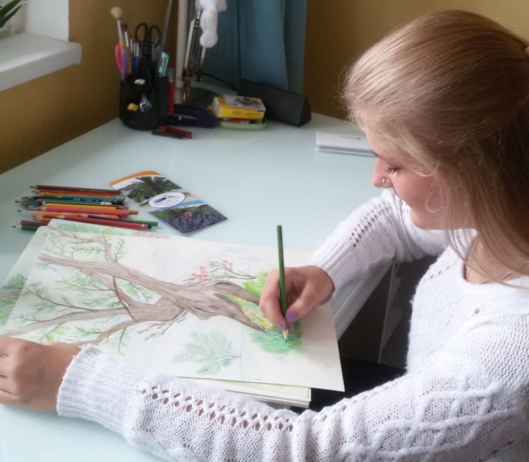 Лена любит рисовать. Фото из семейного архива Дмитриевых.