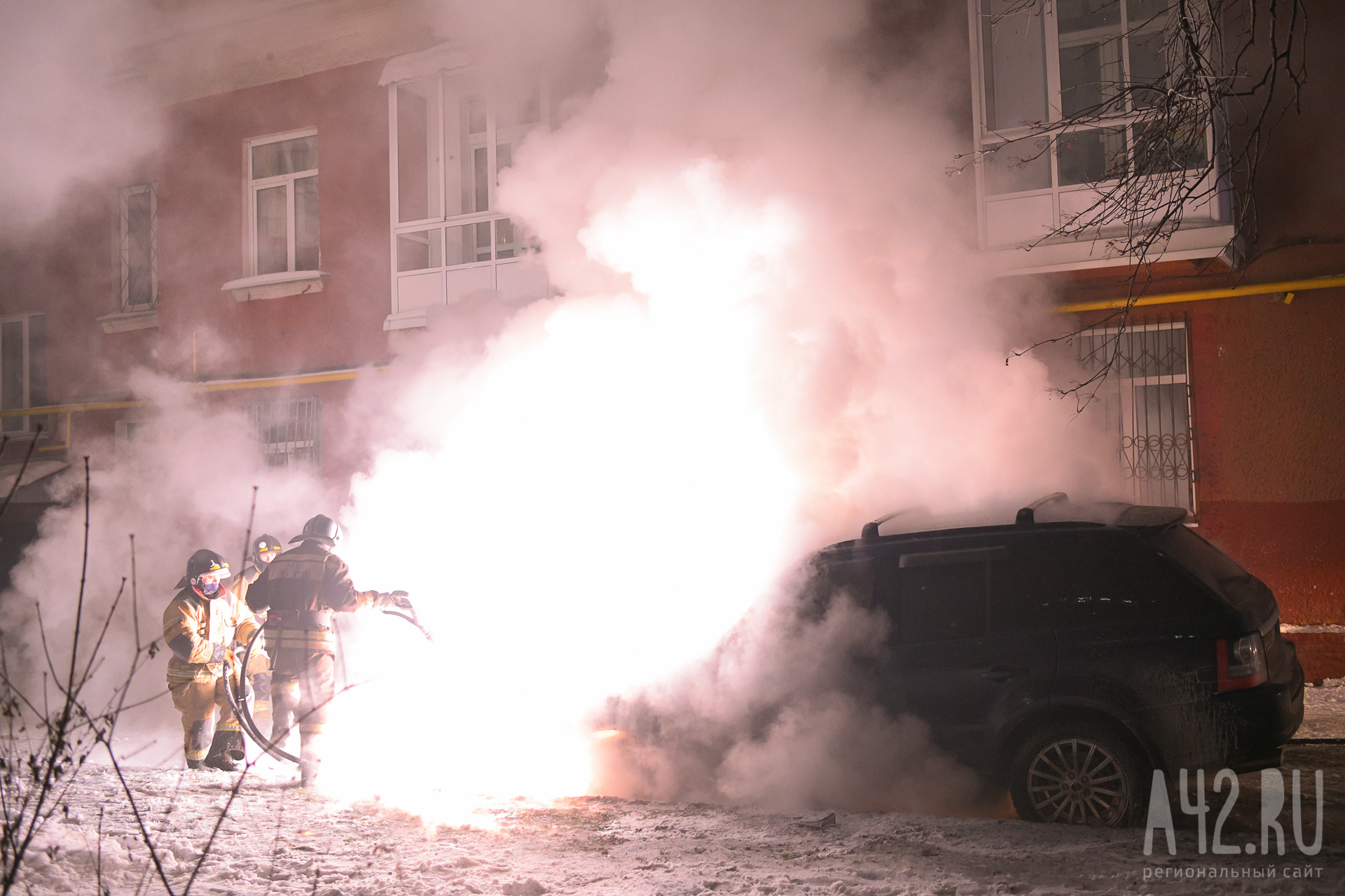 В Кемерове загоревшийся ночью автомобиль поджёг неизвестный мужчина:  инцидент попал на видео