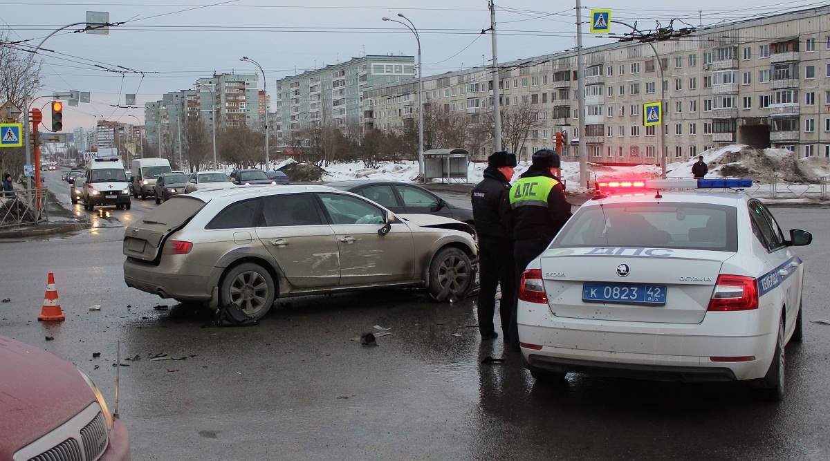 В Кемерове водитель Audi в состоянии наркотического опьянения протаранил  стоявший Ford, есть погибший | 16.03.2020 | Кемерово - БезФормата