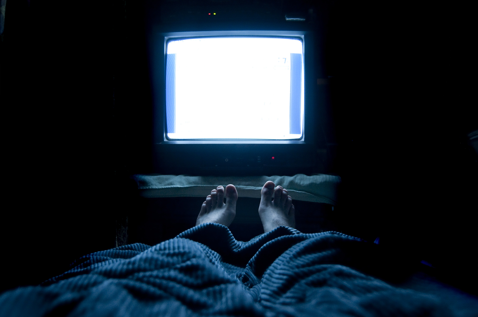 Телевизор в темноте