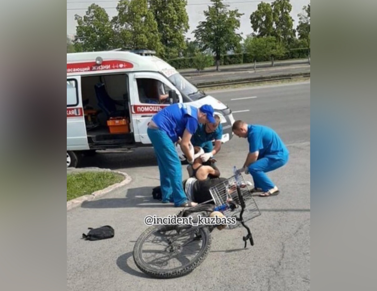 В Кемерове падение велосипедистов под колёса машины попало на видео |  25.06.2020 | Кемерово - БезФормата