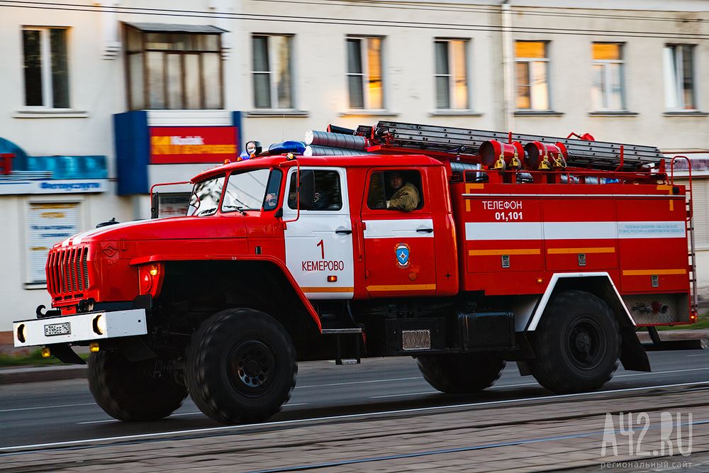 2 пожарки. ЗИЛ 43362 пожарный. ЗИЛ 130 пожарный. Пожарная машина Кузбасс. Пожарная машина ЗИЛ 131 ПНС.