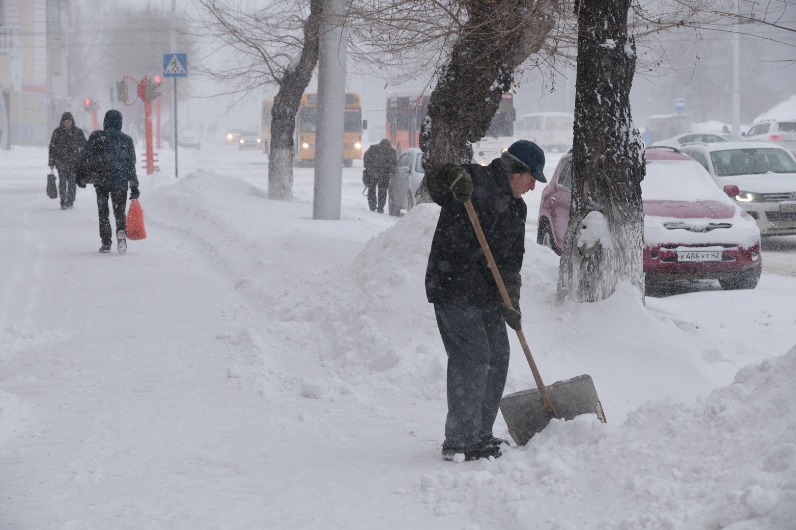 Толстой погода после мокрого. Метель в Кузбассе. Вьюга и снегопад пешеход. Чёрный снег в Кузбассе. Лопата для мокрого снега.