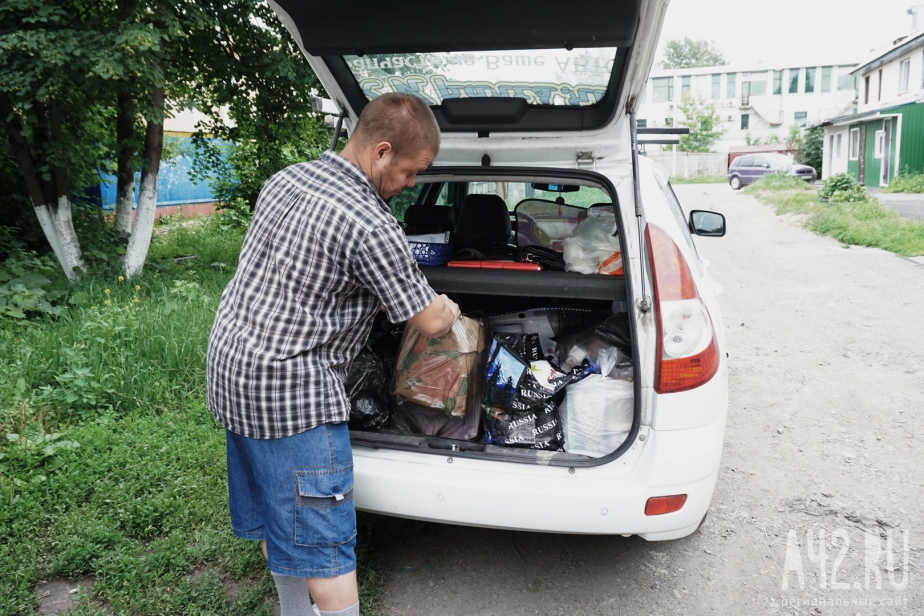 На фото: Максим Щербаков собирает вещи