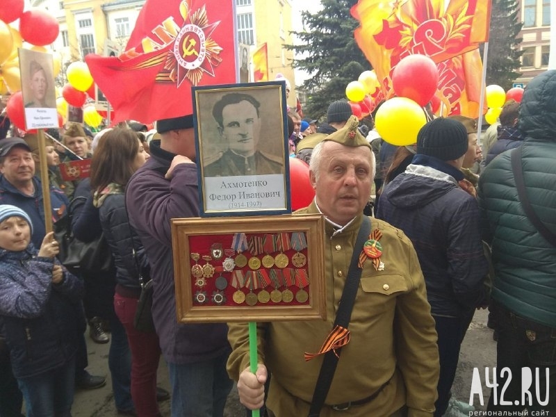 Внук бойца Фёдора Ахмотенко. Фото: Дарья Кельн / «Газета Кемерова»