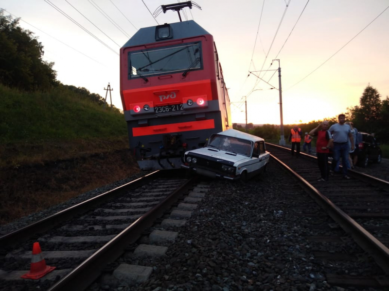 Поезд сбил ниву