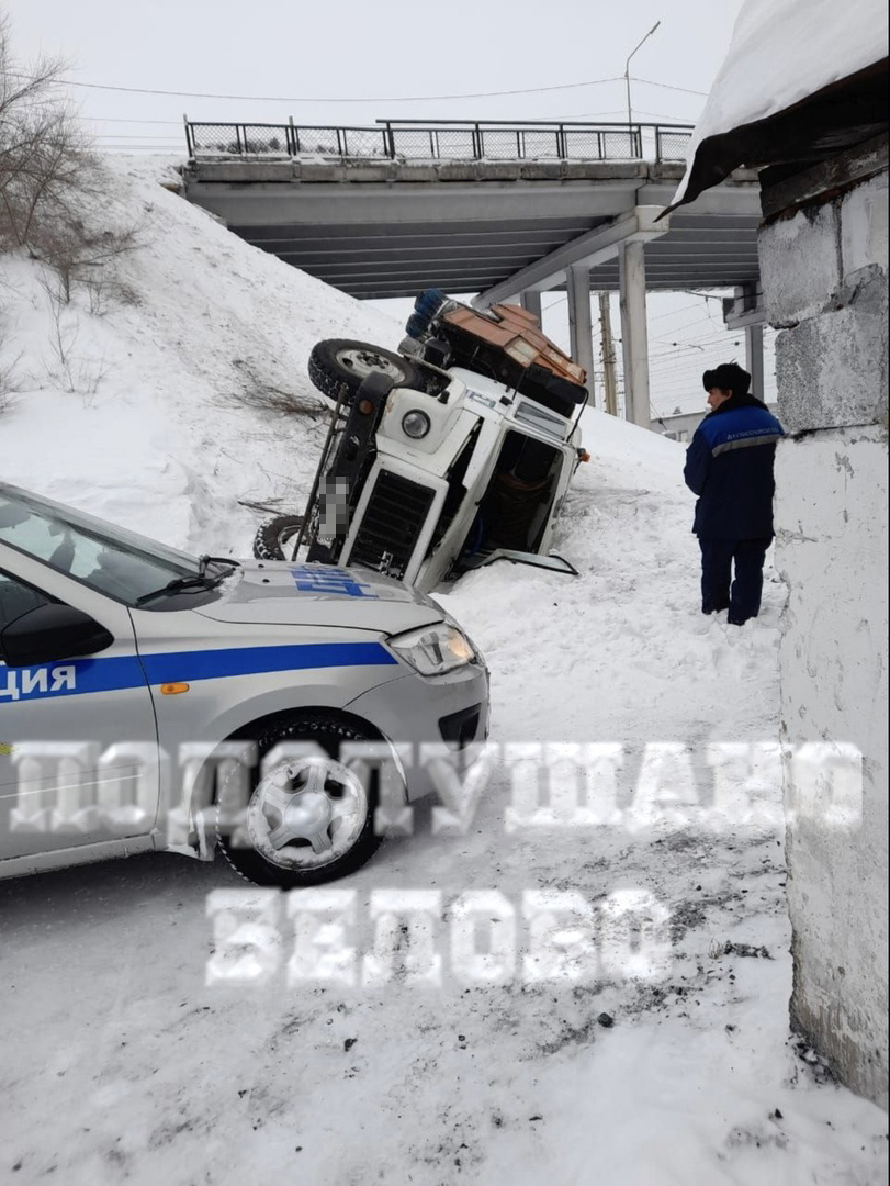 В Кузбассе грузовик упал с моста