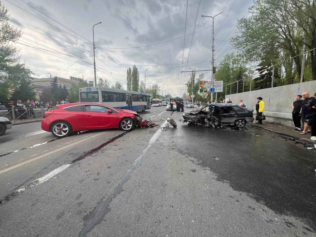 В Саратове после массового ДТП автомобиль въехал в остановку с людьми, есть  пострадавшие