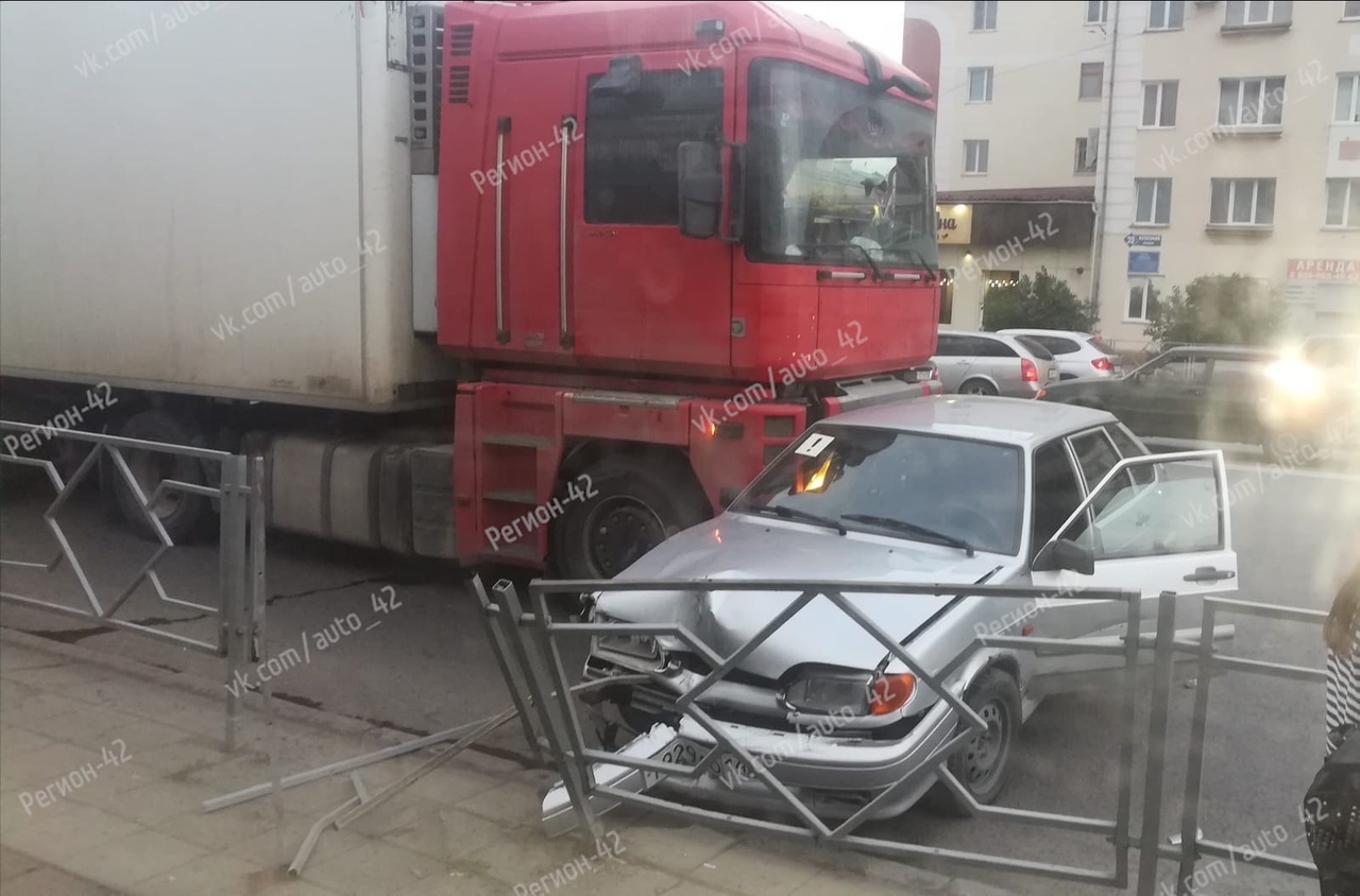 Очевидцы сообщают о ДТП в Кемерове с участием фуры | 31.07.2020 | Кемерово  - БезФормата