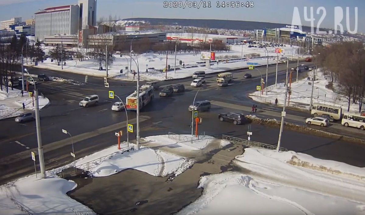 ДТП на перекрёстке Ленина — Терешковой в Кемерове попало на видео |  12.03.2020 | Кемерово - БезФормата