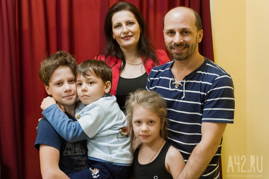 Семья Гордеевых: Инга, Максим, их дочь Майя, сыновья Матвей и Лев. Фото: Александр Патрин / «Газета Кемерова»