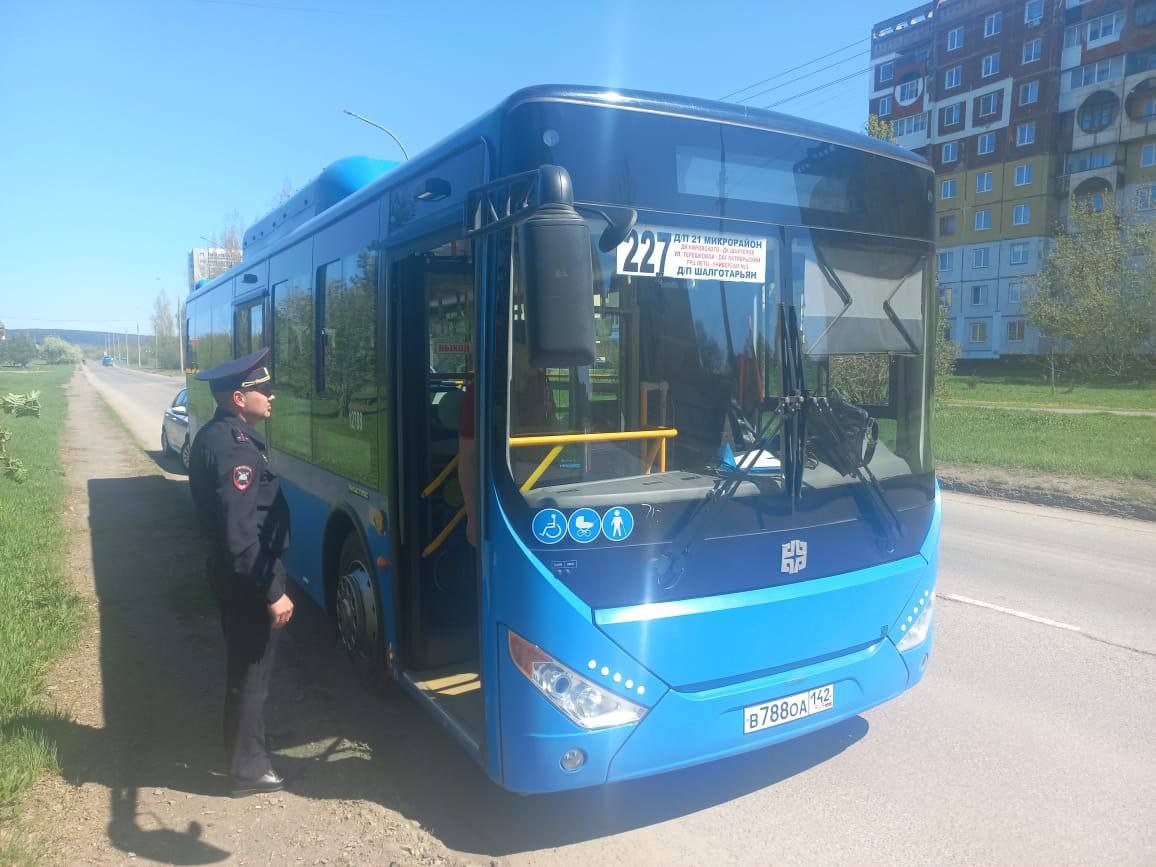 В Кемерове полиция нашла водителя автобуса, которого сняли на видео  пассажиры. Он отвлекался на телефон