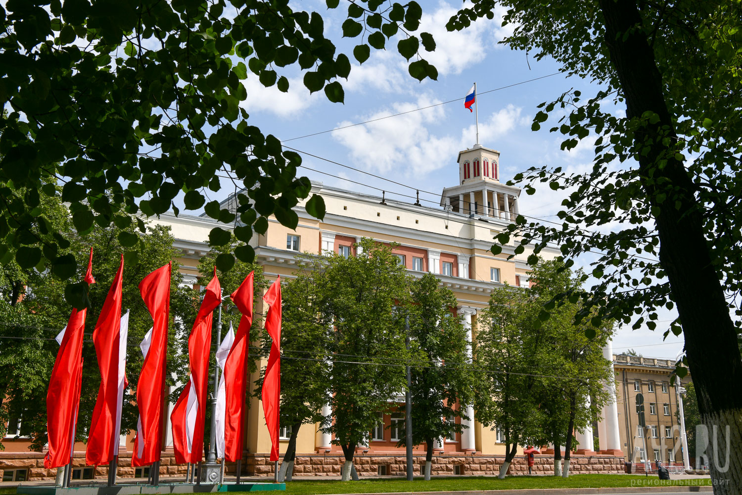 Городской совет народных. Кемерово здание мэрии. Здание горсовета Кемерово. Мэрия Кемерово. Свеча Кемерово здание дом.