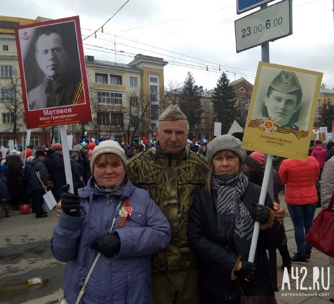 Внуки Ивана Григорьевича Матвеева, погибшего под Сталинградом. Фото: Дарья Кельн / «Газета Кемерова»