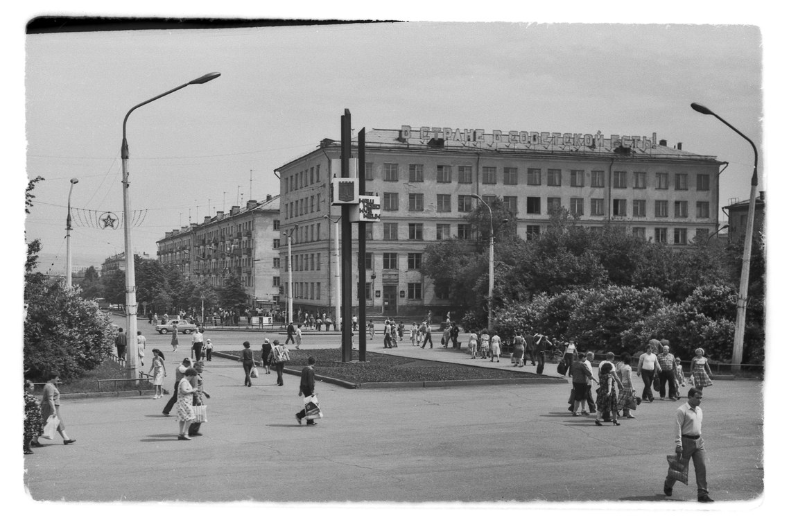 В стране советской есть. Привокзальная площадь г. Новокузнецка - «я знаю – город будет...». Новокузнецк я знаю саду цвесть. Новокузнецк дом на площади Маяковского. Строки Маяковского про Новокузнецк.