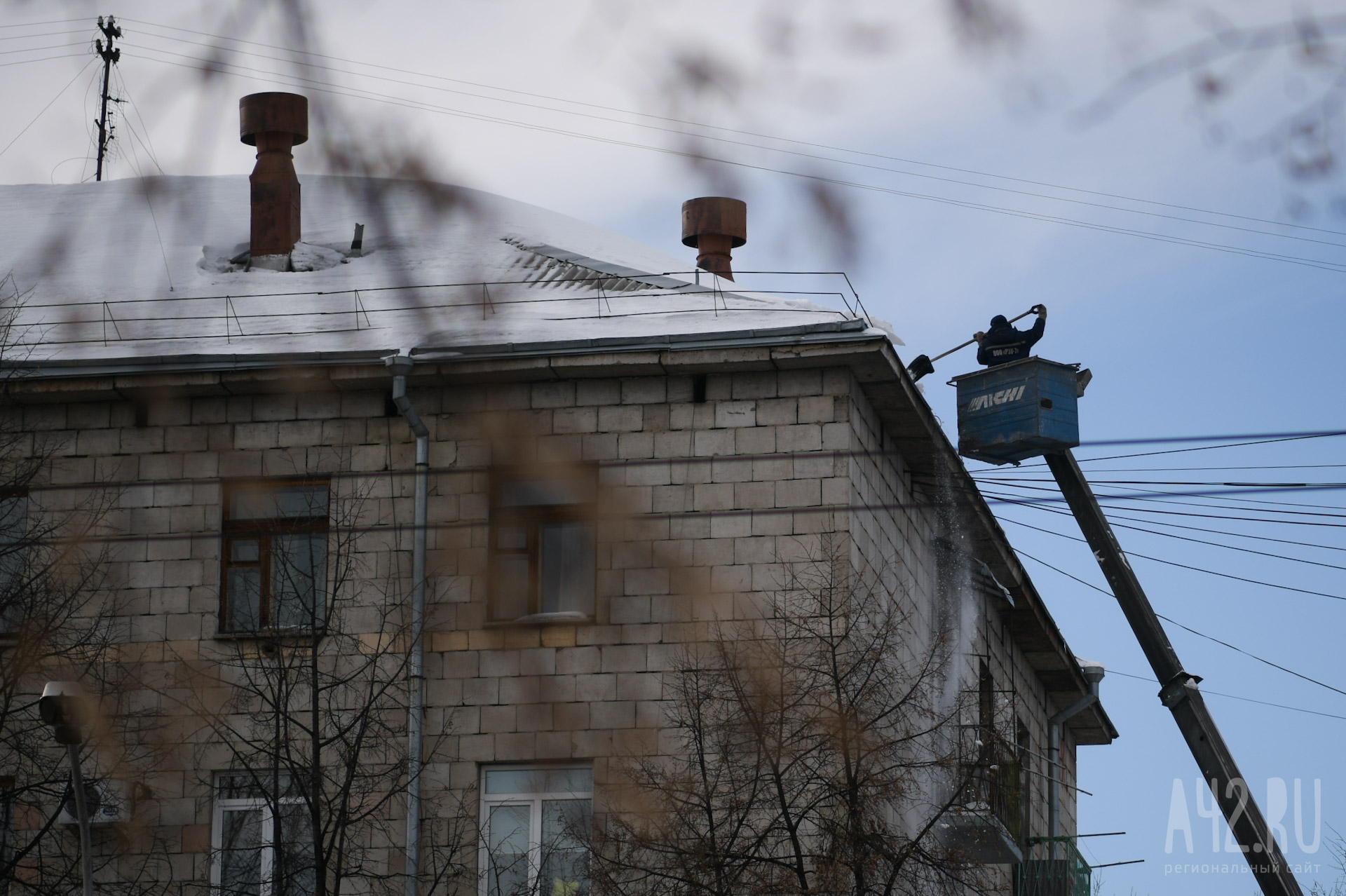 Кемеровчанам объяснили причину протекания новой крыши в доме на Сибиряков- Гвардейцев