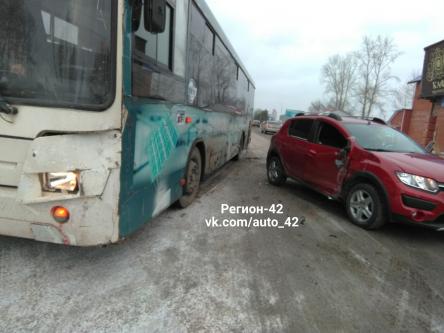 156 автобус кемерово. Автобусы Кемерово. Кемерово Крапивинский автобус. Брошенные автобусы Кемерово. Автобус врезался в Кемерово.