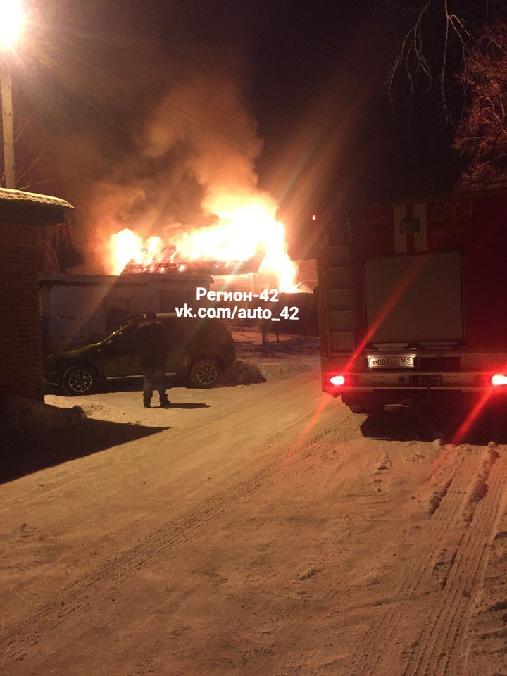 Кемерово декабрь. Кемерово пожар 22 12 2020. Кемерово ночью. Пожар в частном доме. В Кемерово. Сгоревший дом в Кемерово.