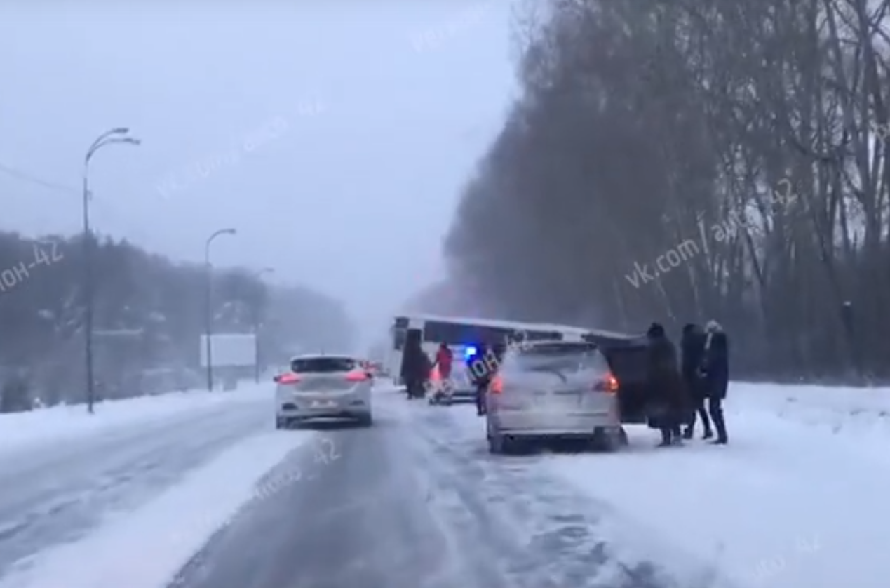 Автобус трасса кемерово. Авария на трассе Кемерово Новосибирск. Трасса Новокузнецк. Авария на трассе Кемерово топки.