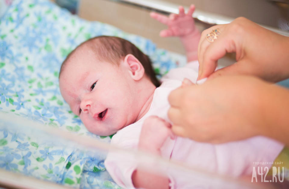 18_baby_18. 18 дней новорожденному. Новорожденные малыши в роддоме. Младенец с карими глазами. 18 дней новорожденному.