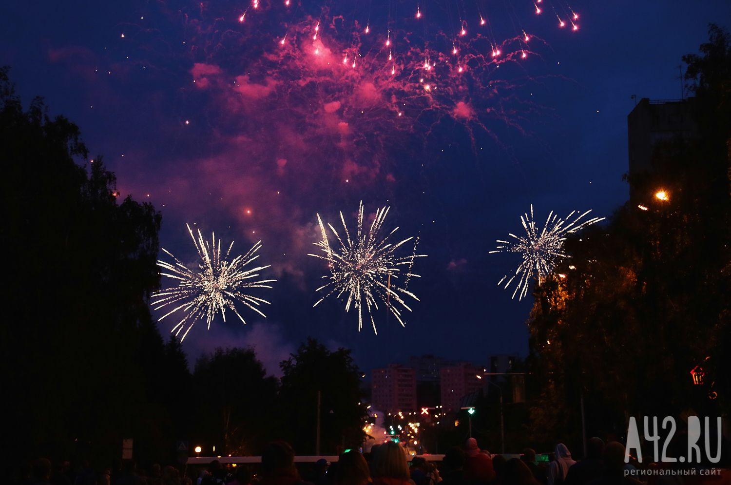 Будет ли салют на новый. Салют Кемерово. Салюта день города г Кемерово 2021г. Салют над Кировом. День города салют Можга.