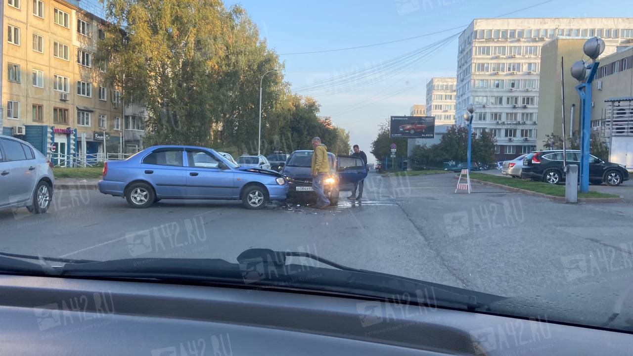 В Кемерове около ТРЦ столкнулись два автомобиля: очевидцы поделились  кадрами с места аварии