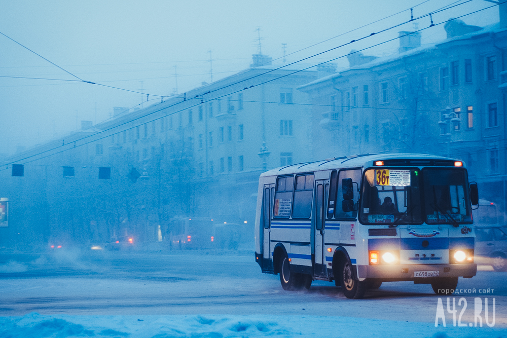 Едет автобус кемерово. Автобус зимой в городе. Пазик зимой. ПАЗ зимой. Пазик в городе.