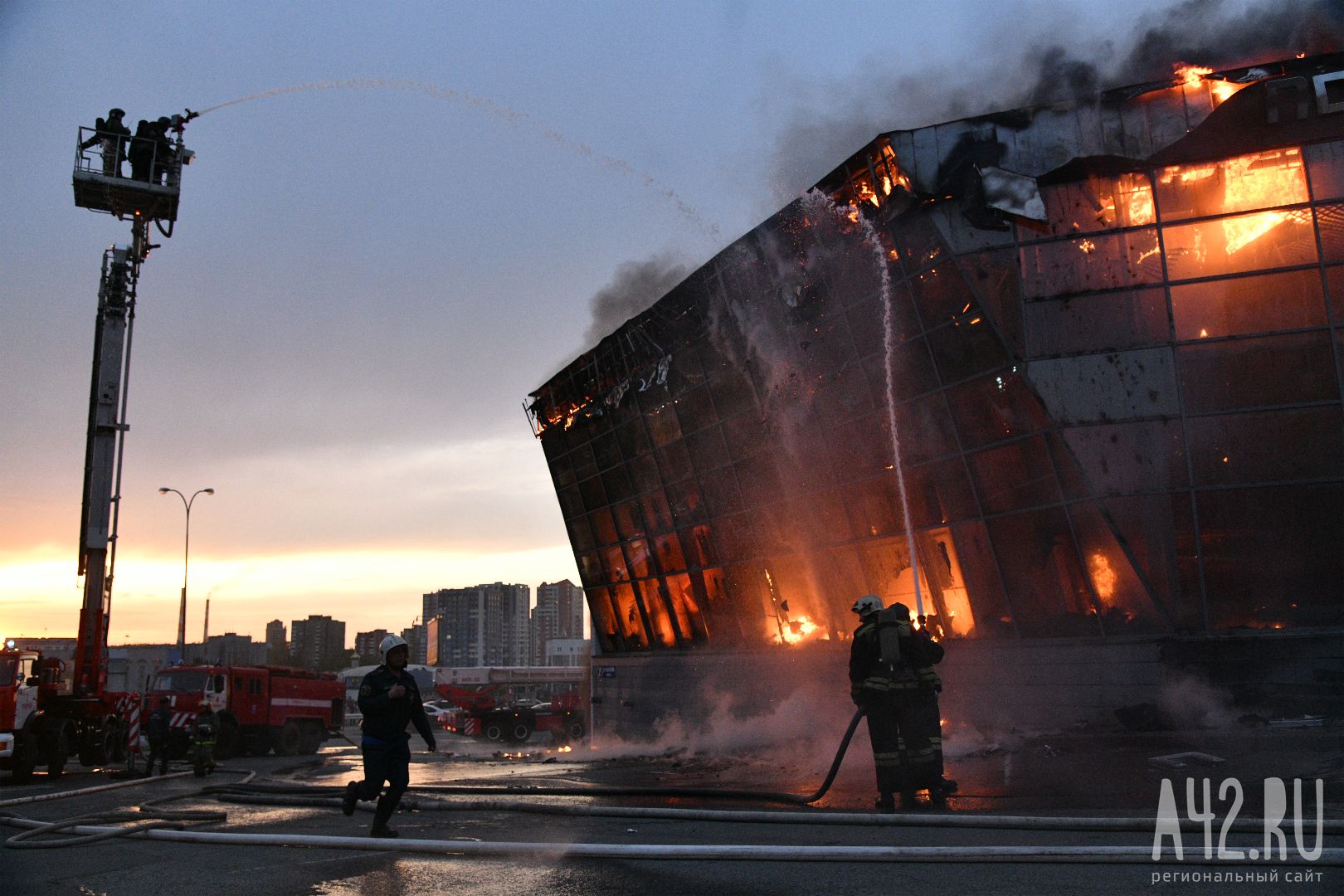что горит в кемерово прямо сейчас. пожар в кемерово 2022. тц южный междуреченск пожар. пожар бульвар строителей 56/2 г кемерово. что горит в кемерово прямо сейчас.