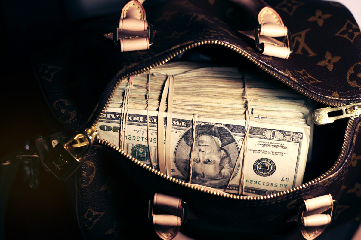 Доллары в сумочке мужской Луи Виттон