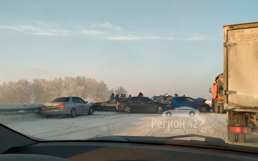 Трасса кемерово новокузнецк сейчас. Авария на трассе Кемерово Новокузнецк сегодня. ДТП на трассе Киселёвск. ДТП на трассе Киселёвск сейчас. ДТП В 5 января в Кемеровской области.