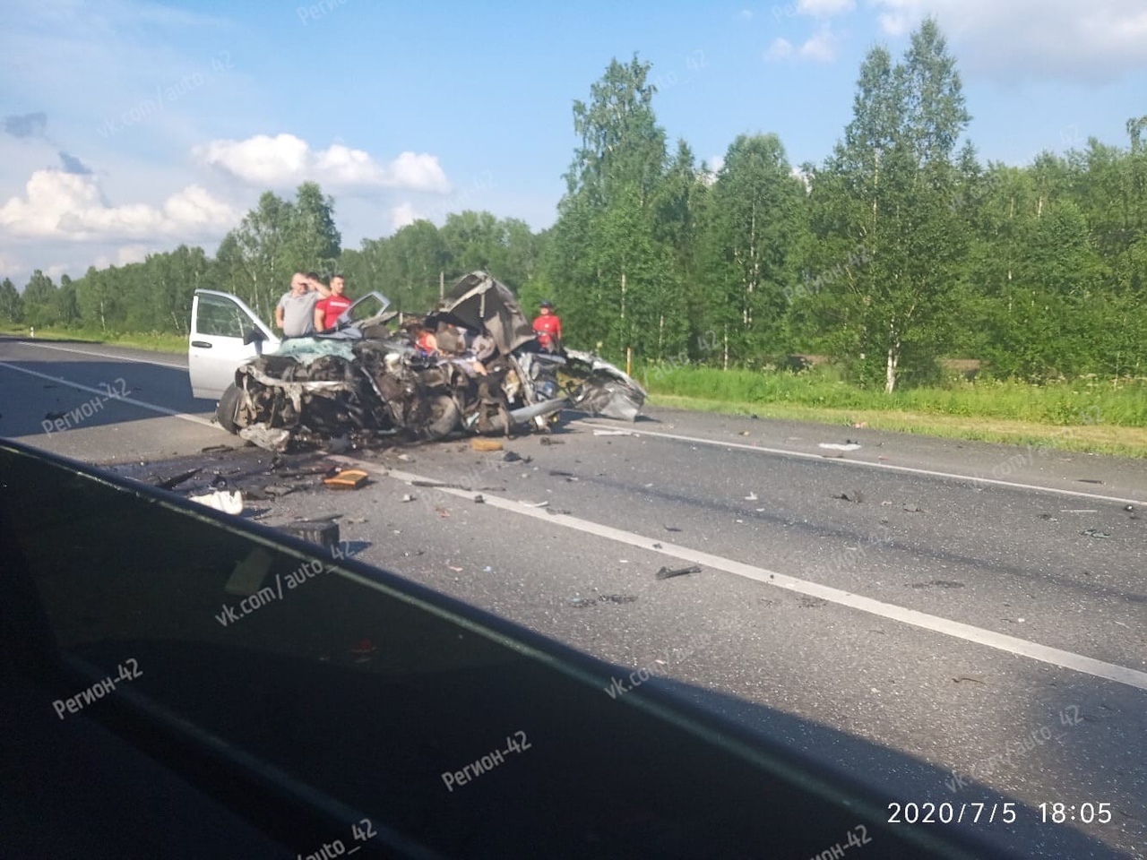 В Кемерове машина превратилась в груду металла после столкновения с фурой