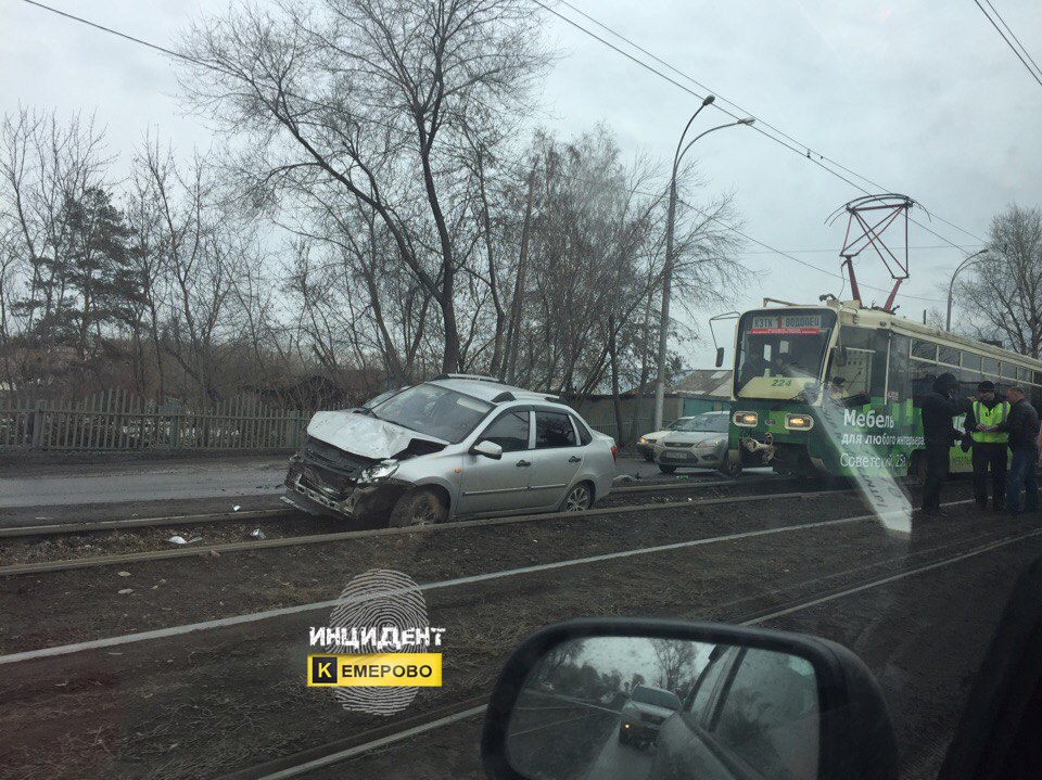 Авария на Сибиряков Гвардейцев Кемерово. Авария на улице еаменская пересечение Сибирякоа Гвардей выев. Покажи Кемерово авария на Сибиряков Гвардейцев. Авария Каменская сибиряки Кемерово.