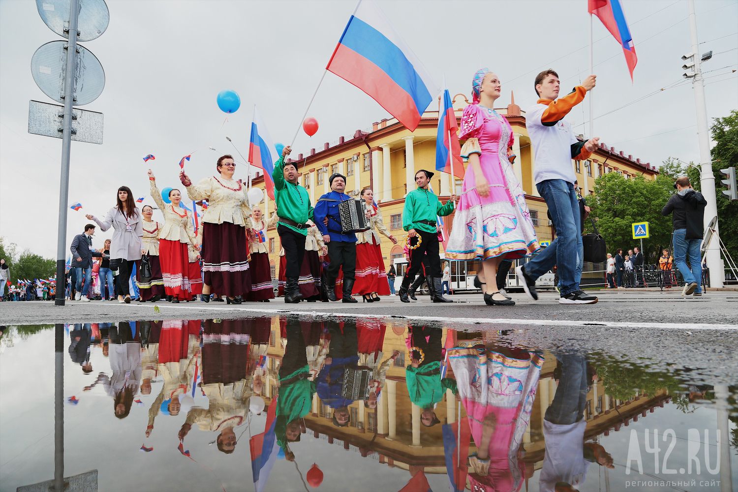 Новости день кемерово. Дружба народов Кемерово. Кемеровчане день города. День города Кемерово. С днем города.