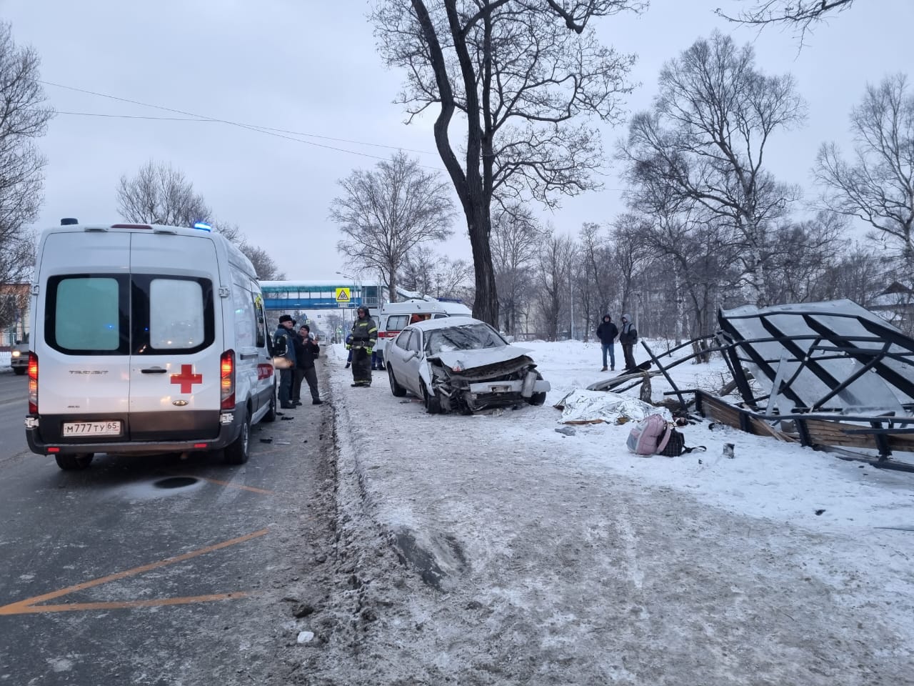 Автомобиль протаранил автобусную остановку на Сахалине, есть погибшие