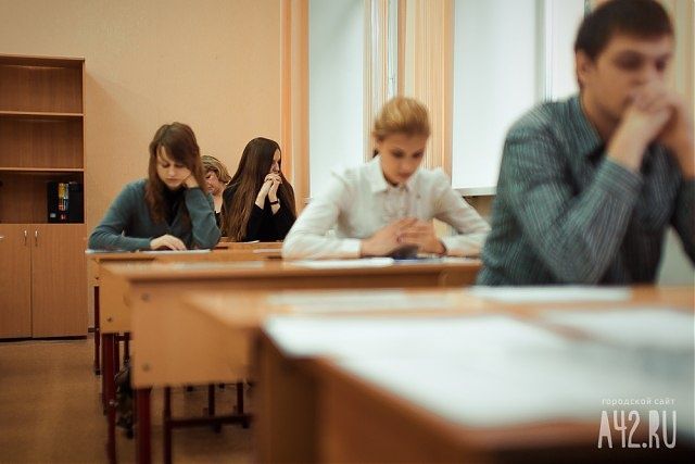 Если ребёнок учится дома, то ему всё равно придётся сдавать аттестацию или экзамены в школе. Фото: архив А42.RU