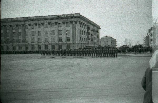 Справа - улица Патриса Лумумбы (современная улица 50 лет Октября), 1 мая 1961 года / Фото: архив Валерия Непомнящего