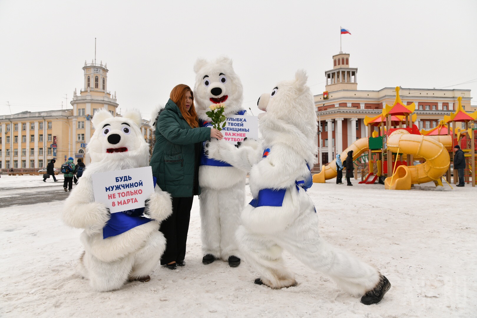 Заказать медведя поздравить. Большой медведь поздравляет с днем. Мишки поздравляют с днем рождения Москва. Большой надувной медведь для поздравления.