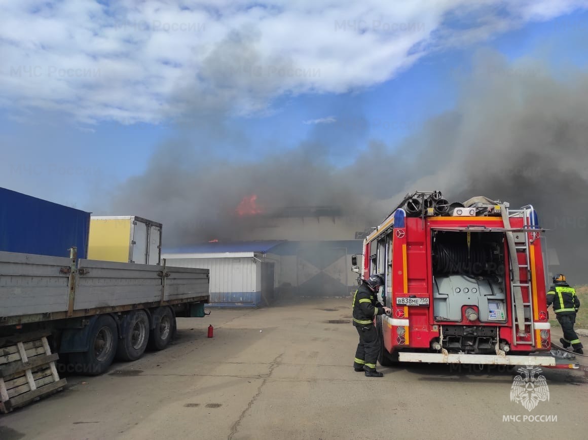 В подмосковном Наро-Фоминске загорелся склад поликарбоната